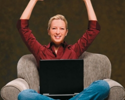 tn_excitedwomanlaptophc0901